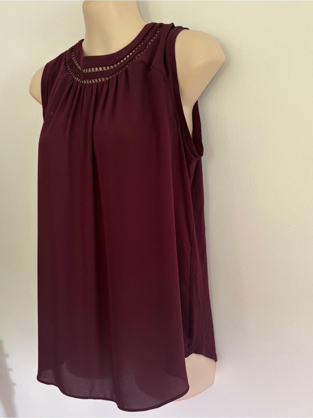 Sleeveless Lace-Yoke Women's LOFT Top in Deep Wine Sz Small